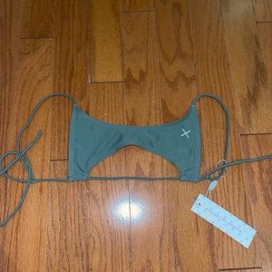 Boutinela Split Set Top in moss green size M